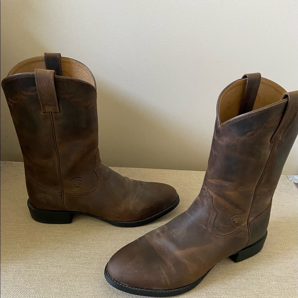 Mens NWOT Ariat Cowboy boots. Only tried on for size. 10.5 D